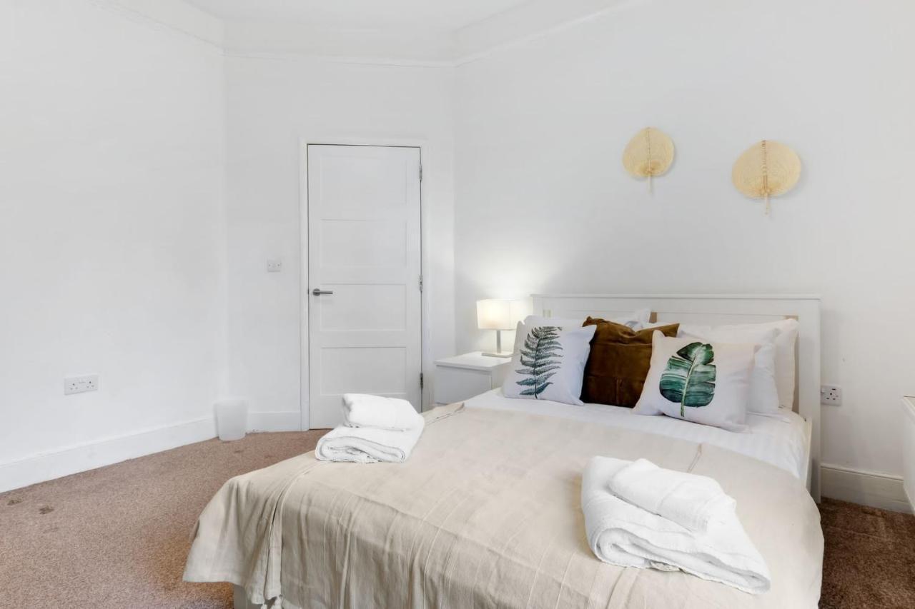 Chic 1Br House In Hounslow - 12 Mins From Heathrow Airport Apartment Feltham Exterior photo
