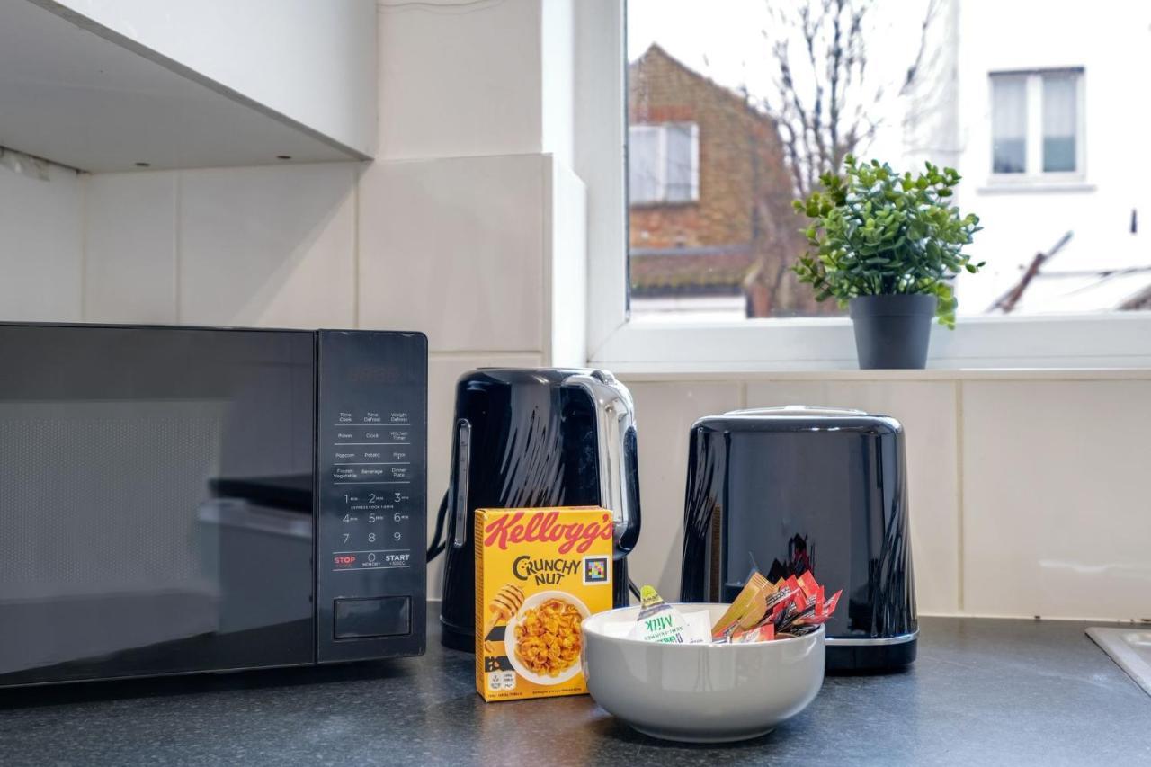 Chic 1Br House In Hounslow - 12 Mins From Heathrow Airport Apartment Feltham Exterior photo